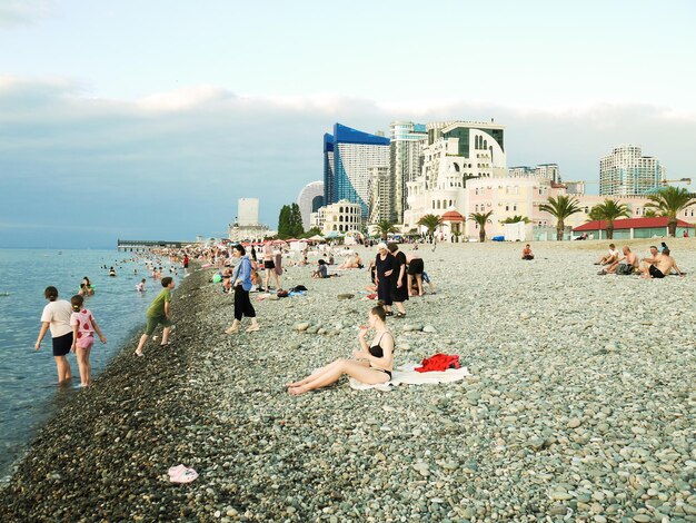 Batoumi Géorgie 1er août 2023 Personnes sur la plage de la mer Noire
