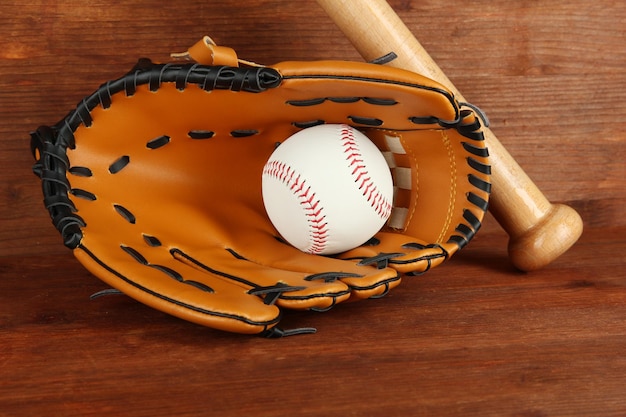 Batte et balle de gant de baseball sur fond en bois