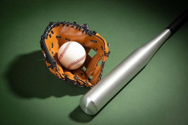 Batte de baseball et baseball sur le fond vert