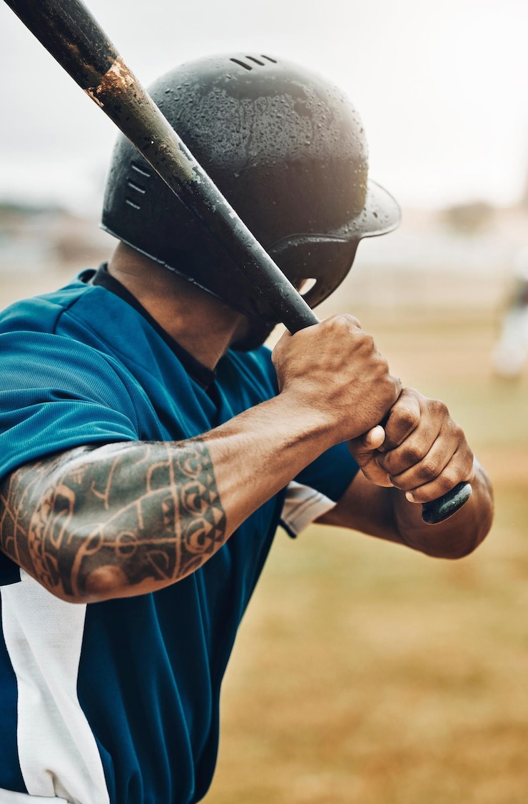 Photo batte de baseball et joueur de baseball jeu de sport et fitness entraînement sportif musculaire fort et des bras et attente sur le terrain athlète noir et exercice sur le terrain de baseball et prêt pour l'entraînement ou le match
