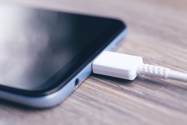 Batterie de chargement de smartphone mobile se bouchent