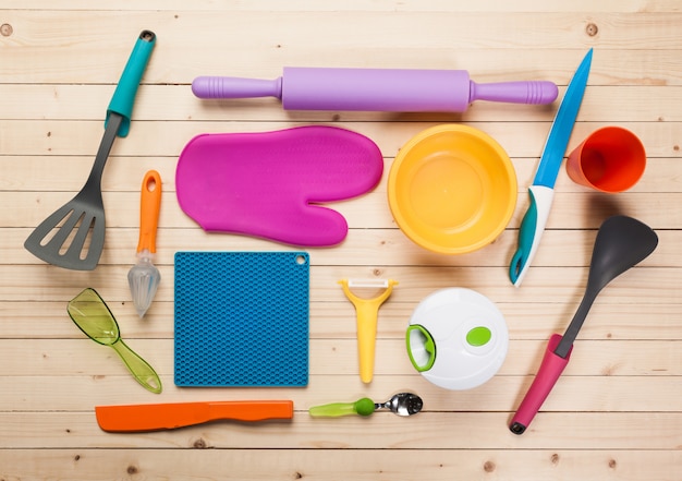 Batterie de cuisine et accessoires sur une table en bois,