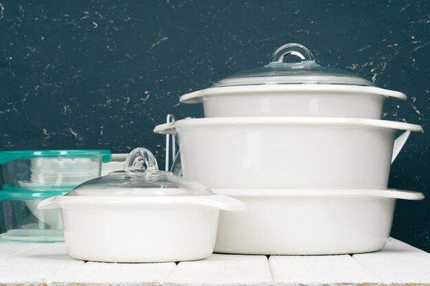 Batterie de cuisine blanche dans un intérieur de cuisine