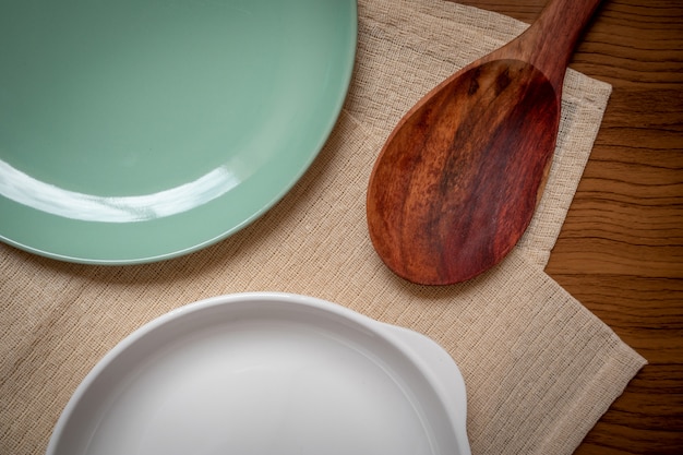 La batterie de cuisine consiste en un plat blanc, une assiette verte