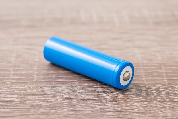 Batterie liion bleu sur table en bois