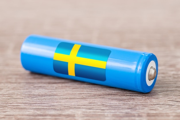 Batterie rechargeable avec drapeau de Suède sur la table Origine des batteries produisent des accumulateurs en Suède