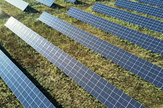 Batterie solaire dans des panneaux photovoltaïques sur le terrain pour la production d'énergie solaire énergie durable alternative