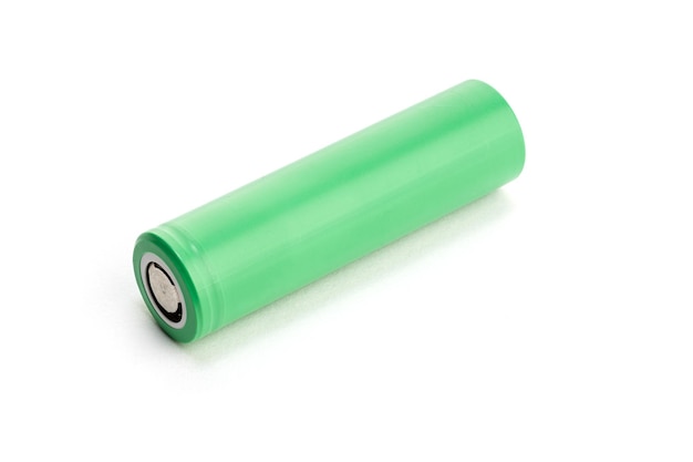 Batterie verte isolée sur fond blanc. Batterie Li-ion vierge 18650