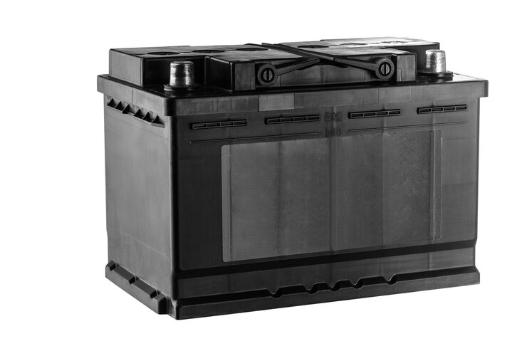 Batterie de voiture isolée sur fond blanc Batterie au plomb sur fond blanc pour un catalogue de pièces détachées de voiture à vendre