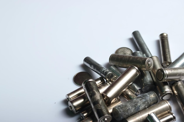 Batteries de doigt utilisées sur un fond blanc Champ pour le texte