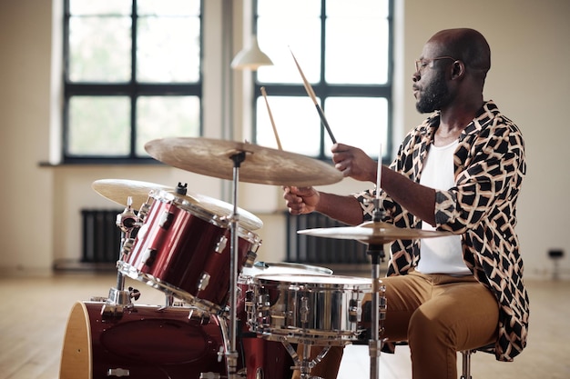 Batteur africain jouant sur le tambour