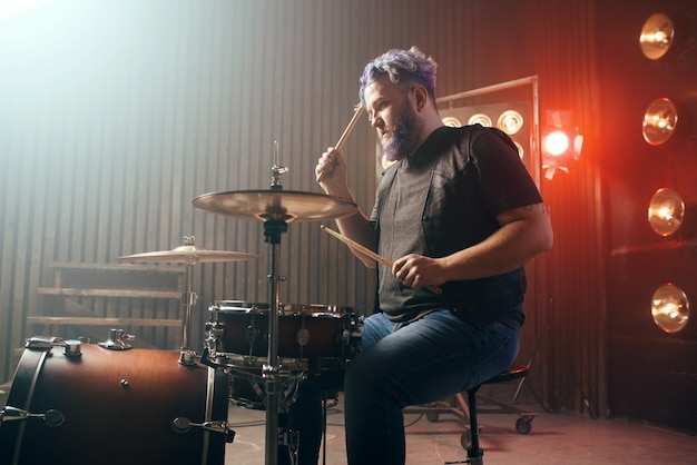 Batteur barbu aux cheveux colorés