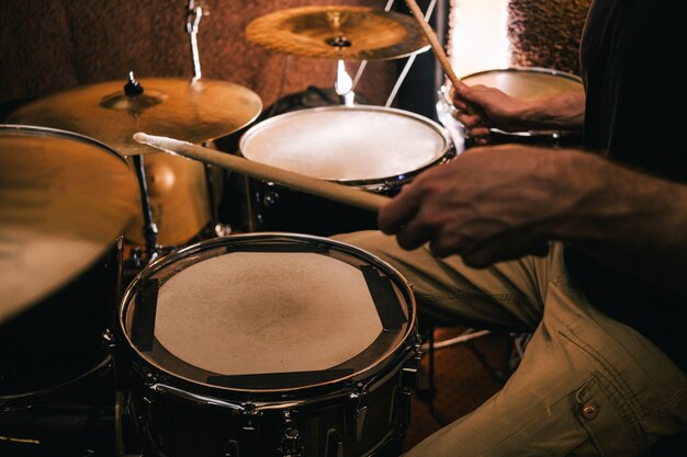 Batteur enregistrant de la musique à la batterie