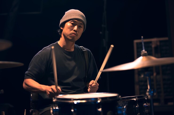 Photo un batteur japonais se produit sur scène lors d'un événement de musique en direct à tokyo