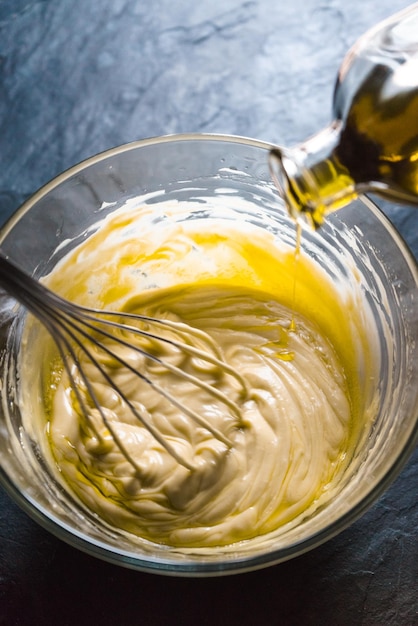 Battre de la mayonnaise maison avec de l'huile d'olive
