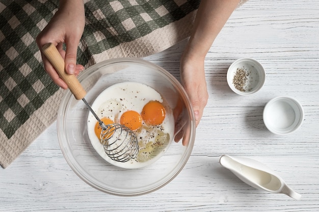 Photo battre les œufs pour l'omelette, recette étape par étape, vue de dessus