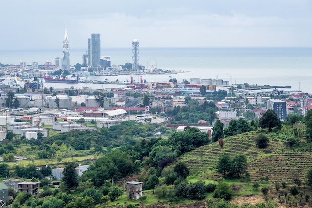 BATUMI GEIRGIA SEPTEMBRE 2021 ariel vue panoramique sur la vieille ville et les gratte-ciel avec la mer depuis les montagnes