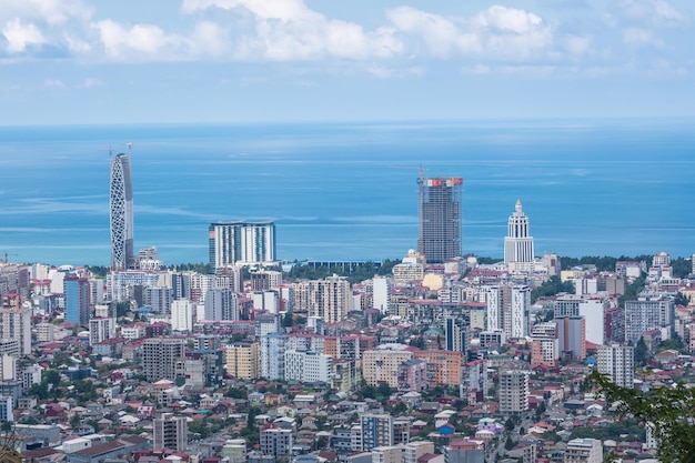 BATUMI GEIRGIA SEPTEMBRE 2021 ariel vue panoramique sur la vieille ville et les gratte-ciel avec la mer depuis les montagnes