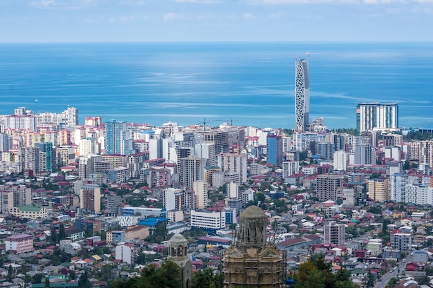 BATUMI GEORGIE SEPTEMBRE 2021 ariel vue panoramique sur la vieille ville et les gratte-ciel avec la mer depuis les montagnes