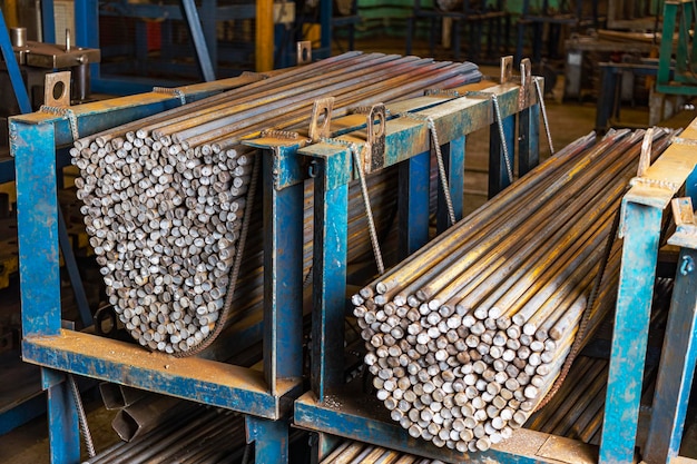 Ébauches de tiges métalliques à l'usine pour traitement ultérieur Entreposage et stockage d'éléments préparés pour le travail des métaux