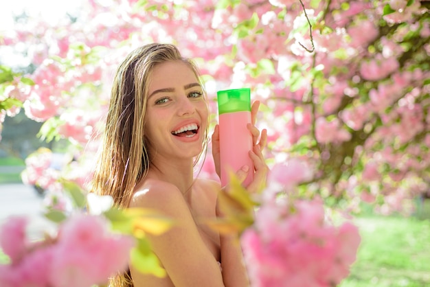 Baume pour les cheveux belle femme avec shampooing ou revitalisant cosmétique pour cheveux nature cosmétique à base de plantes pour