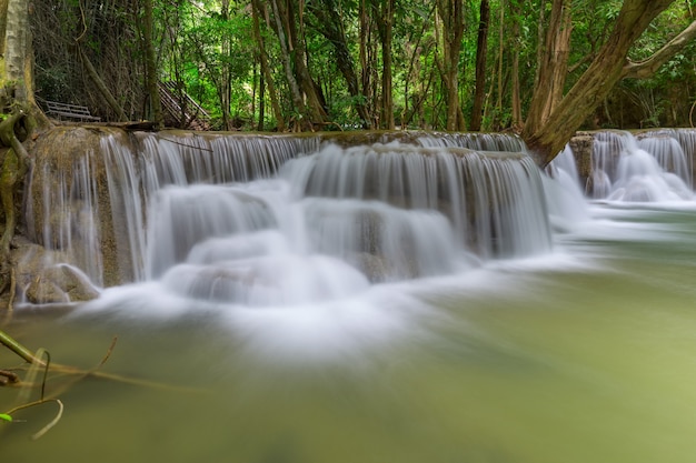 Bautiful Huay Mae Kamin Cascade dans la province de Kanchanaburi