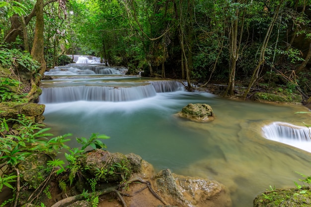 Bautiful Huay Mae Kamin Cascade dans la province de Kanchanaburi