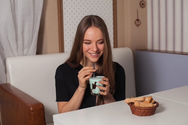 Bauty femme buvant du café au café