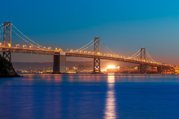 Bay Bridge au coucher du soleil à San Francisco en Californie