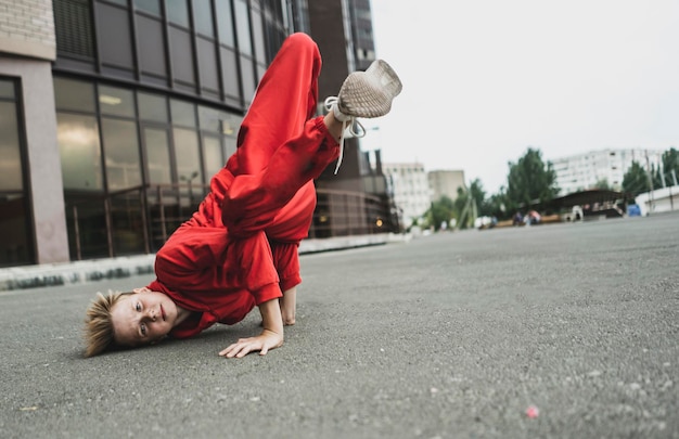 Un bboy break dance gèle à l'extérieur, mouvement hip hop