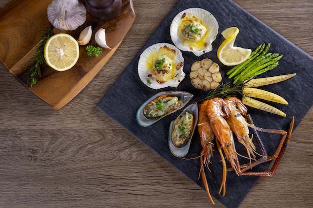 BBQ fruits de mer et légumes sur la planche à découper