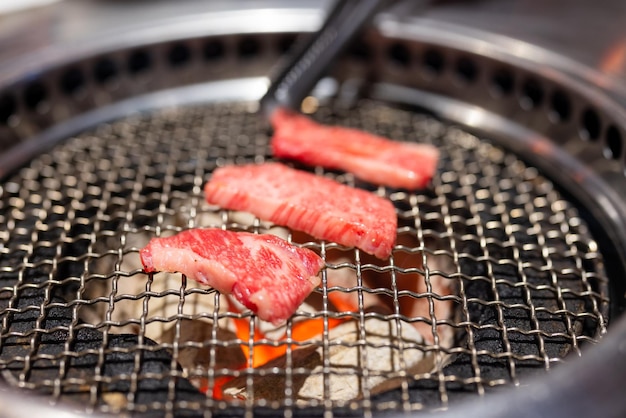 BBQ japonais Yakiniku avec du bœuf Wagyu en tranches