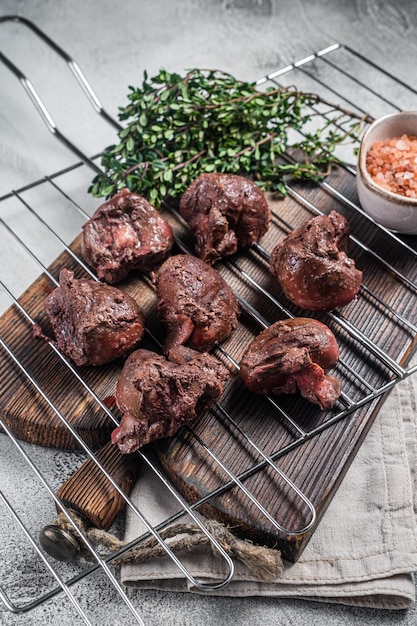 BBQ Rein de mouton d'agneau grillé, viande d'abats sur le gril. Fond blanc. Vue de dessus.