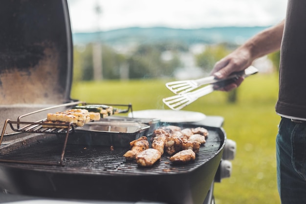 BBQ le week-end Ailes de poulet fromage et légumes sur gril à gaz