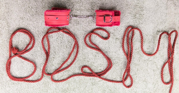 BDSM Les lettres sont disposées hors de la corde pour les fixations shibari