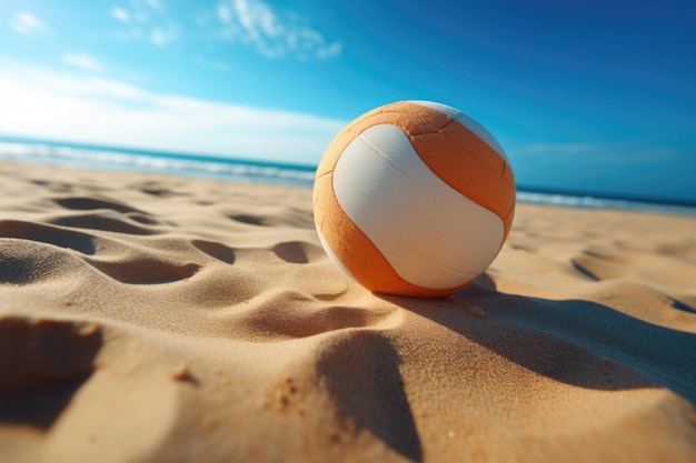 Beach-volley laissé sur la mer sablonneuse au loin