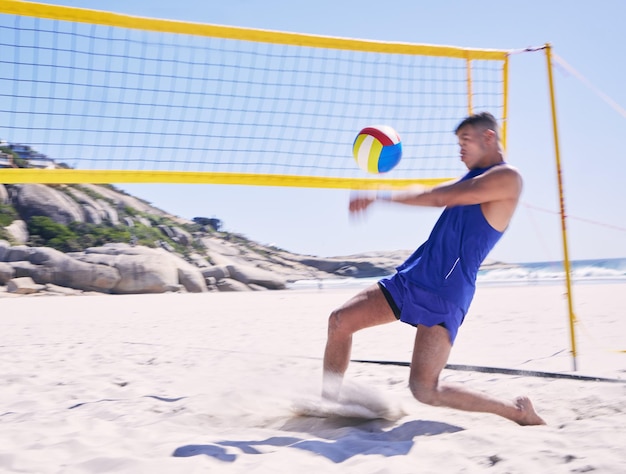 Beach-volley servir et homme avec flou à l'océan et à la mer avec exercice sport et fitness Athlète d'été et entraînement pour la compétition de santé et ballon d'entraînement avec un homme en action