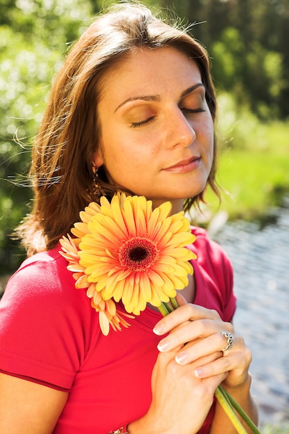 Beaituful femme avec gerber