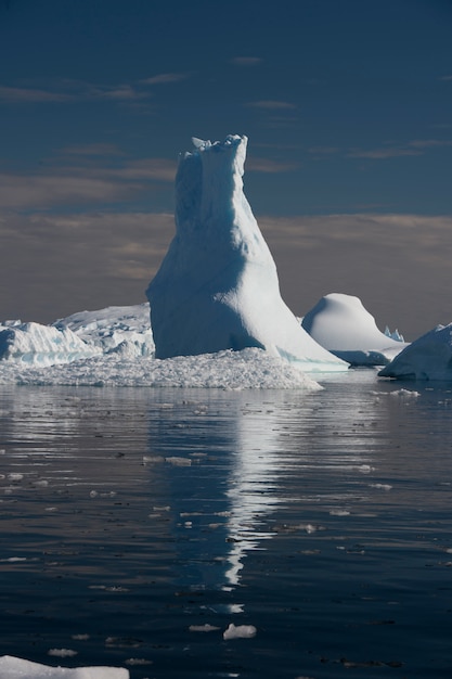 BEatiful Icebergs avec reflation dans l'eau en Antarctique