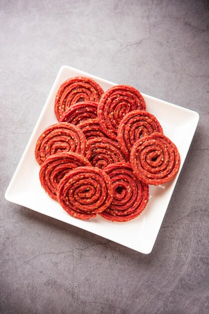 Beatroot chakli murukku Betterave chakli une collation frite en spirale de l'Inde faite au festival de Diwali