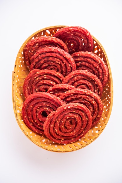 Beatroot chakli murukku Betterave chakli une collation frite en spirale de l'Inde faite au festival de Diwali