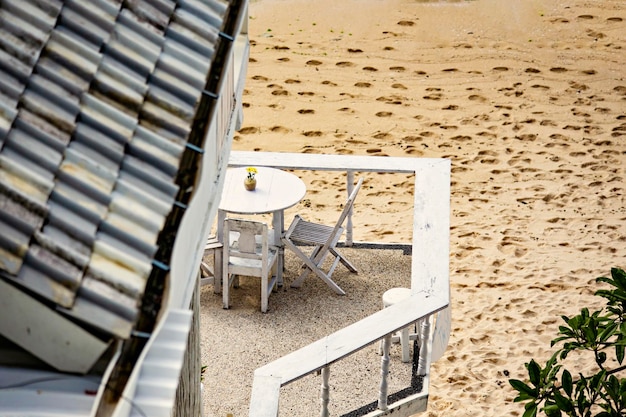 Beau balcon en bois blanc de la villa de plage sur la plage de Bingin, Pecatu, Bali, Indonésie