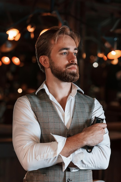 Photo le beau barbier est dans le salon.