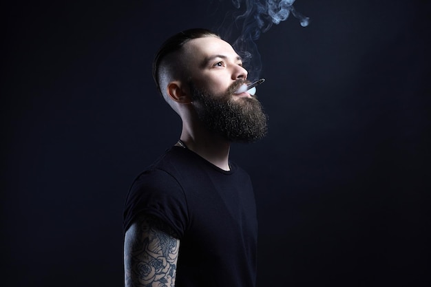 Beau barbu fumeur garçon tatoué