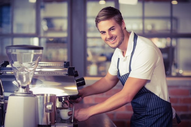 Beau barista faisant une tasse de café