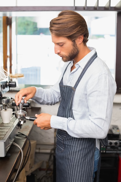 Beau barista faisant une tasse de café