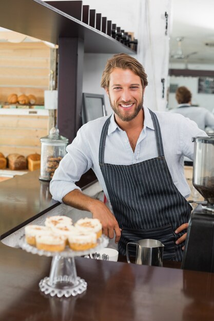 Beau barista souriant à la caméra