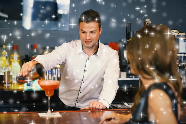 Photo beau barman servant un cocktail à une femme magnifique contre la neige