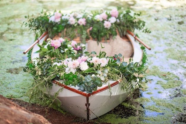Beau bateau blanc décoré de fleurs pour des séances photo et des promenades romantiques