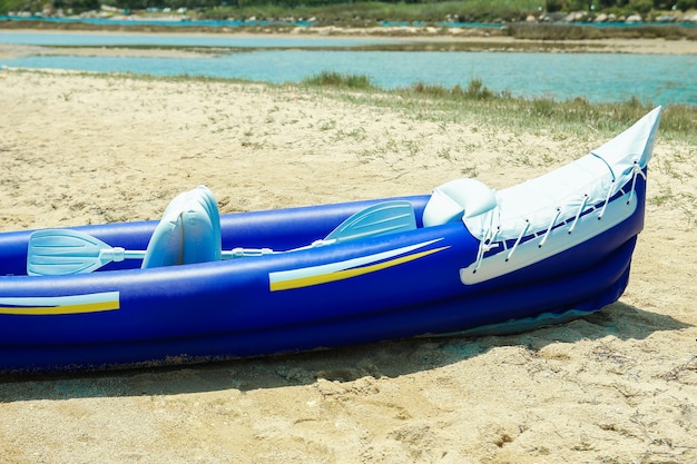 Beau bateau dans la mer sur la nature